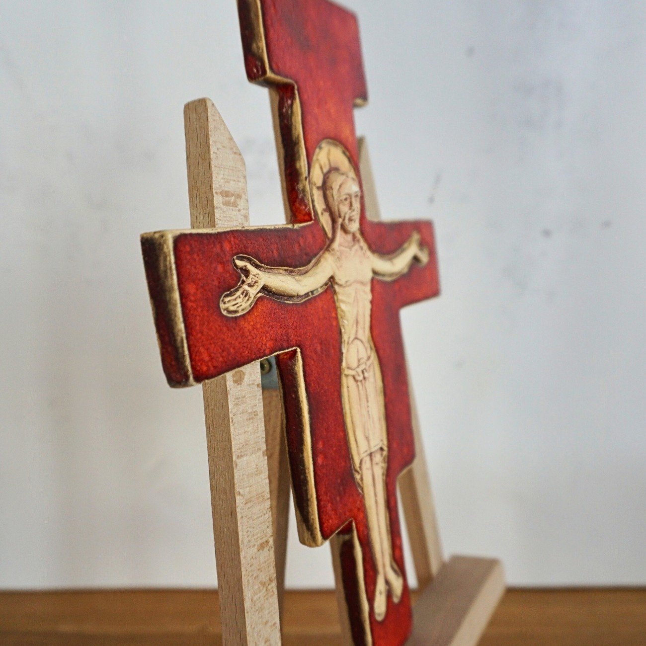 krzyz-ceramiczny-franciszkanski_czerwien_zblizeni