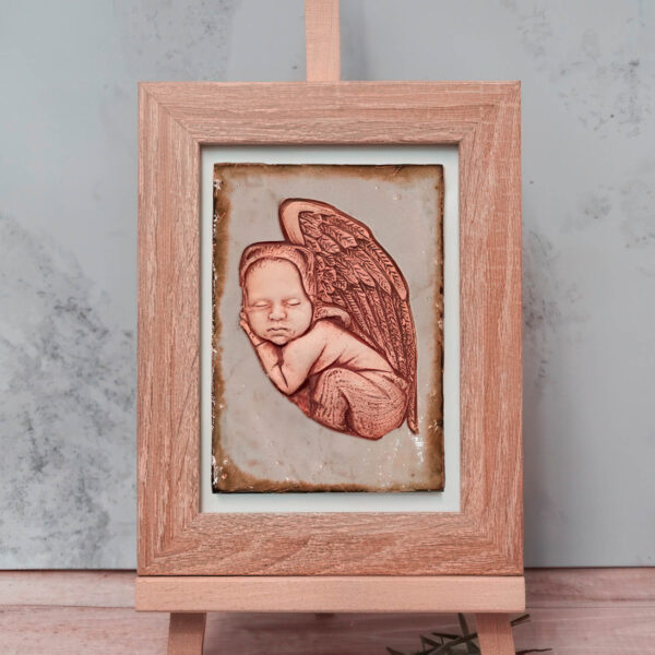 Anioł ceramiczny rękodzieło. Płaskorzeźba śpiący noworodek