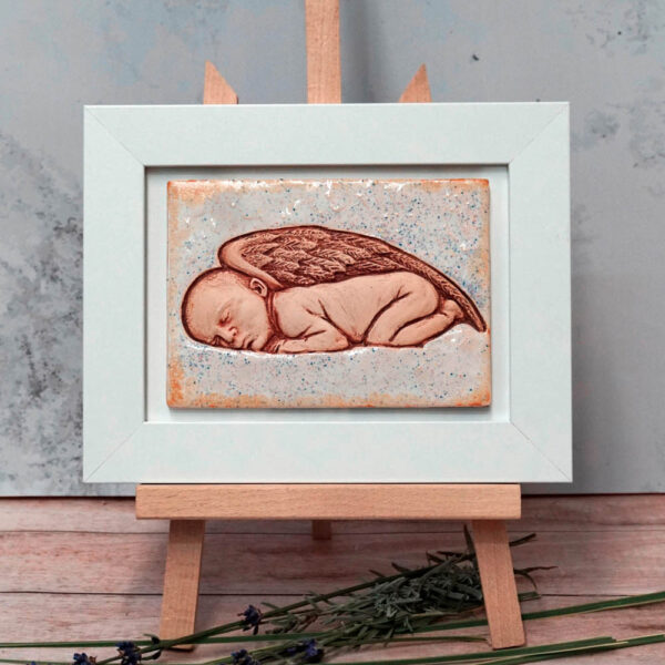 Anioł ceramiczny rękodzieło. Płaskorzeźba śpiące maleństwo