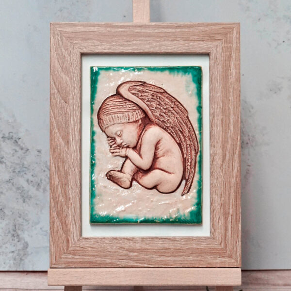 Anioł ceramiczny rękodzieło. Płaskorzeźba wcześniak w czapeczce