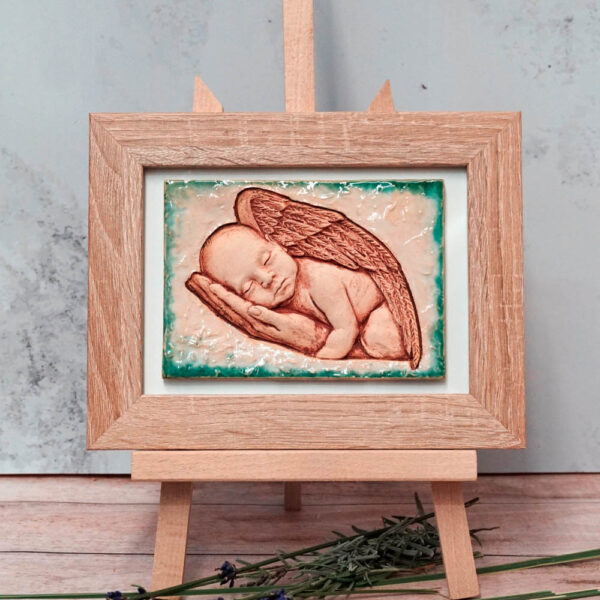 Anioł ceramiczny rękodzieło. Płaskorzeźba niemowlę w dłoniach matki